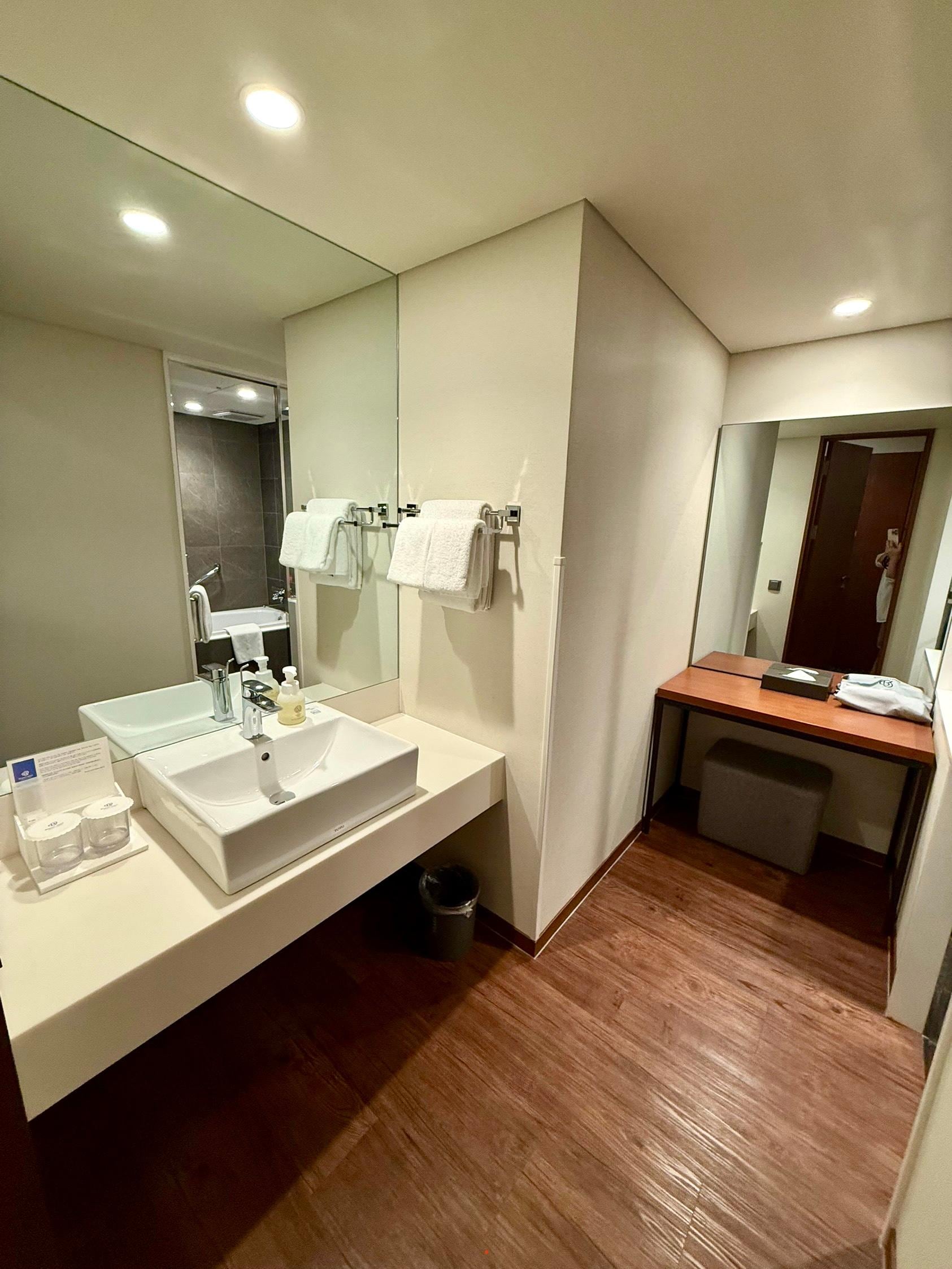 豪華雙床房的浴室洗臉台、化妝台