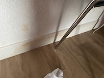 Trace marron dans la chambre