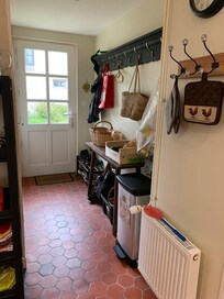 De bijkeuken. Hier bevindt zich een badkamer met toilet en douche. Dus.... nĂĄ bezoek aan het strand voor binnenkomst van de woning, hier afspoelen ;)