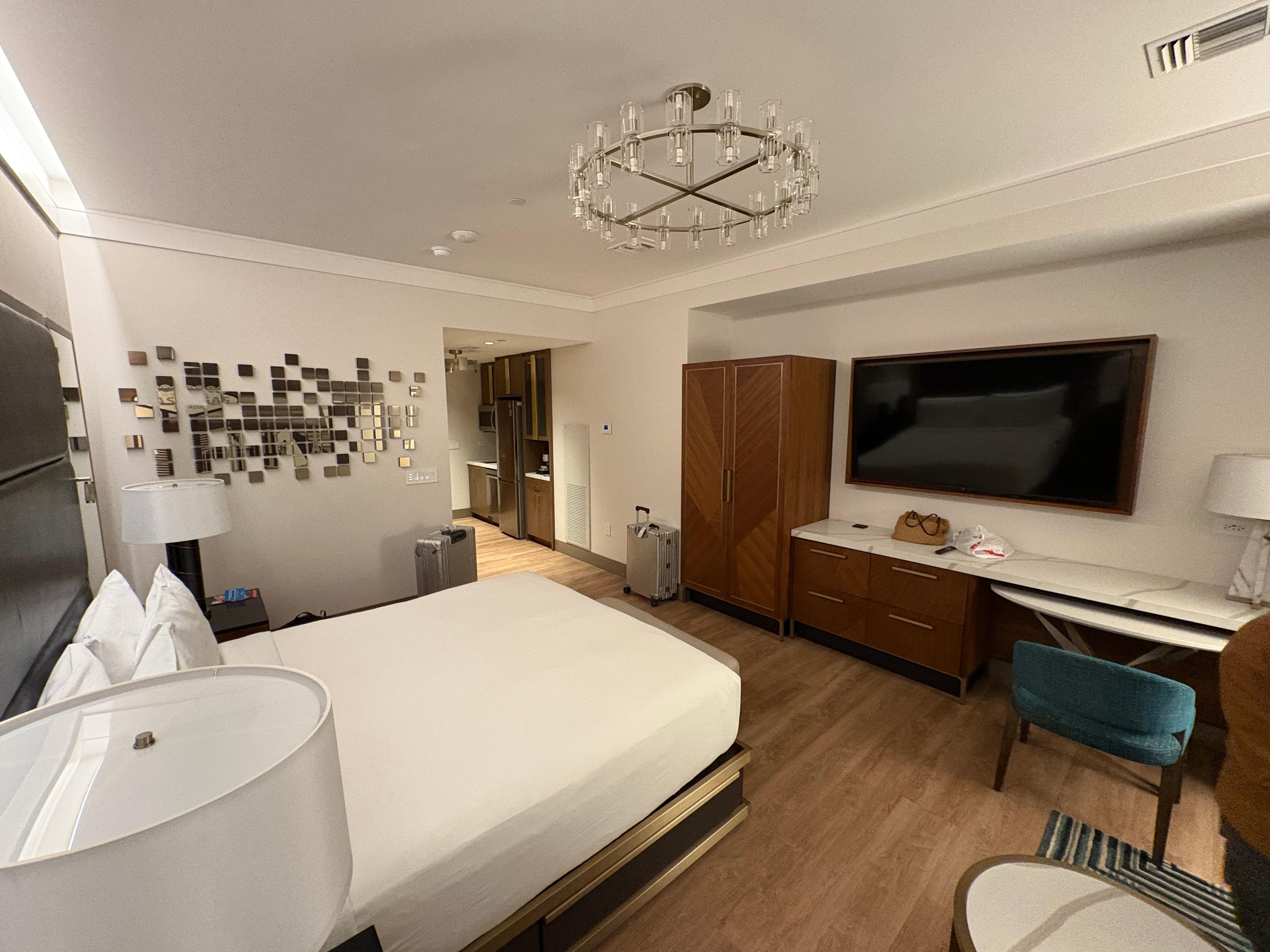 奥から入り口に向かって