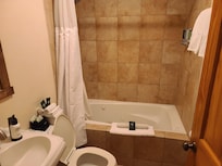 Look at that tub!!
