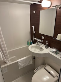 Unit bath with many complimentary amenities