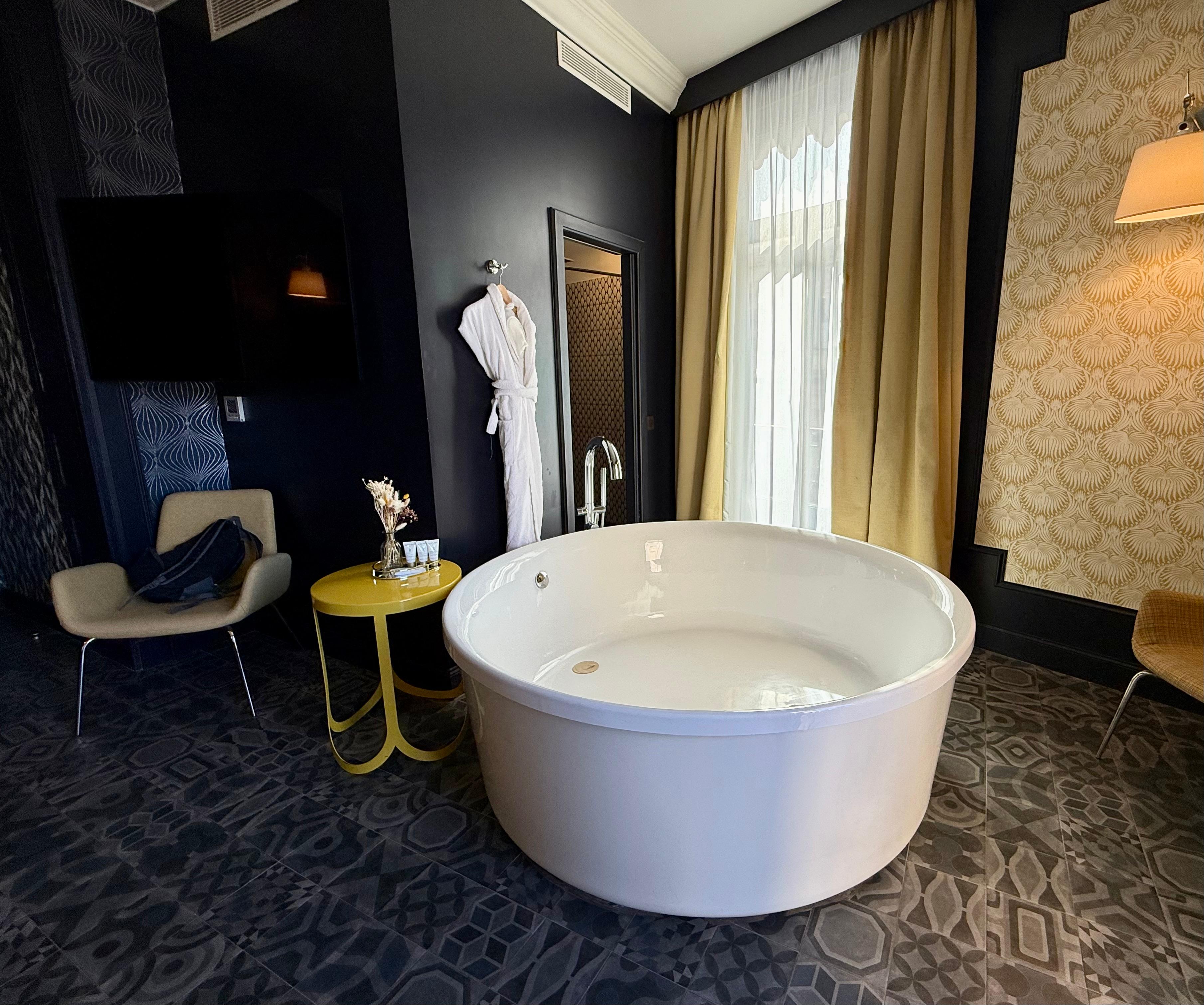 Huge tub 