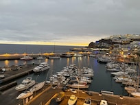 Hotellet ligger lige ved den gamle lystbådehavn i Puerto Rico.