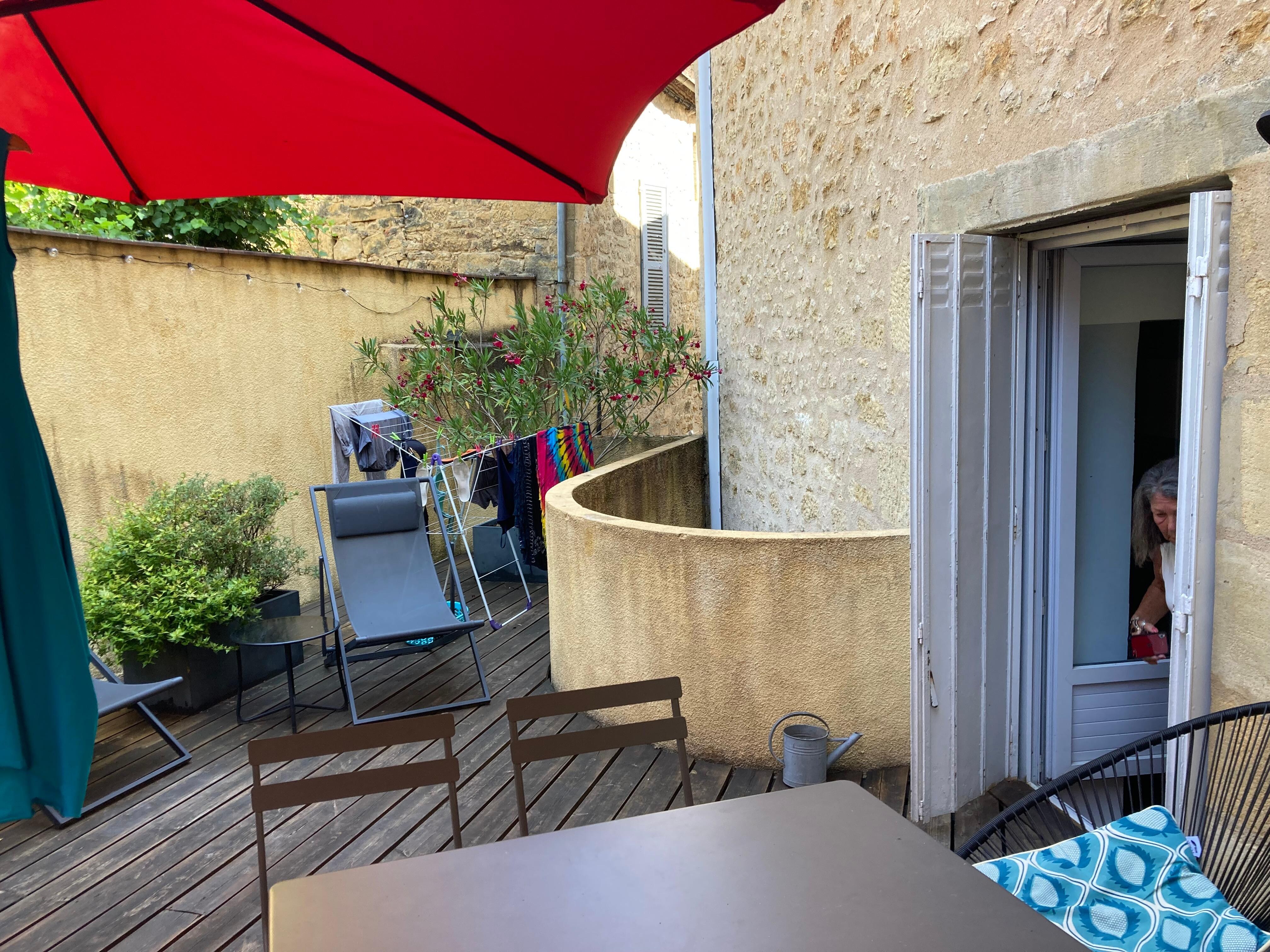 Het ruime dakterras,