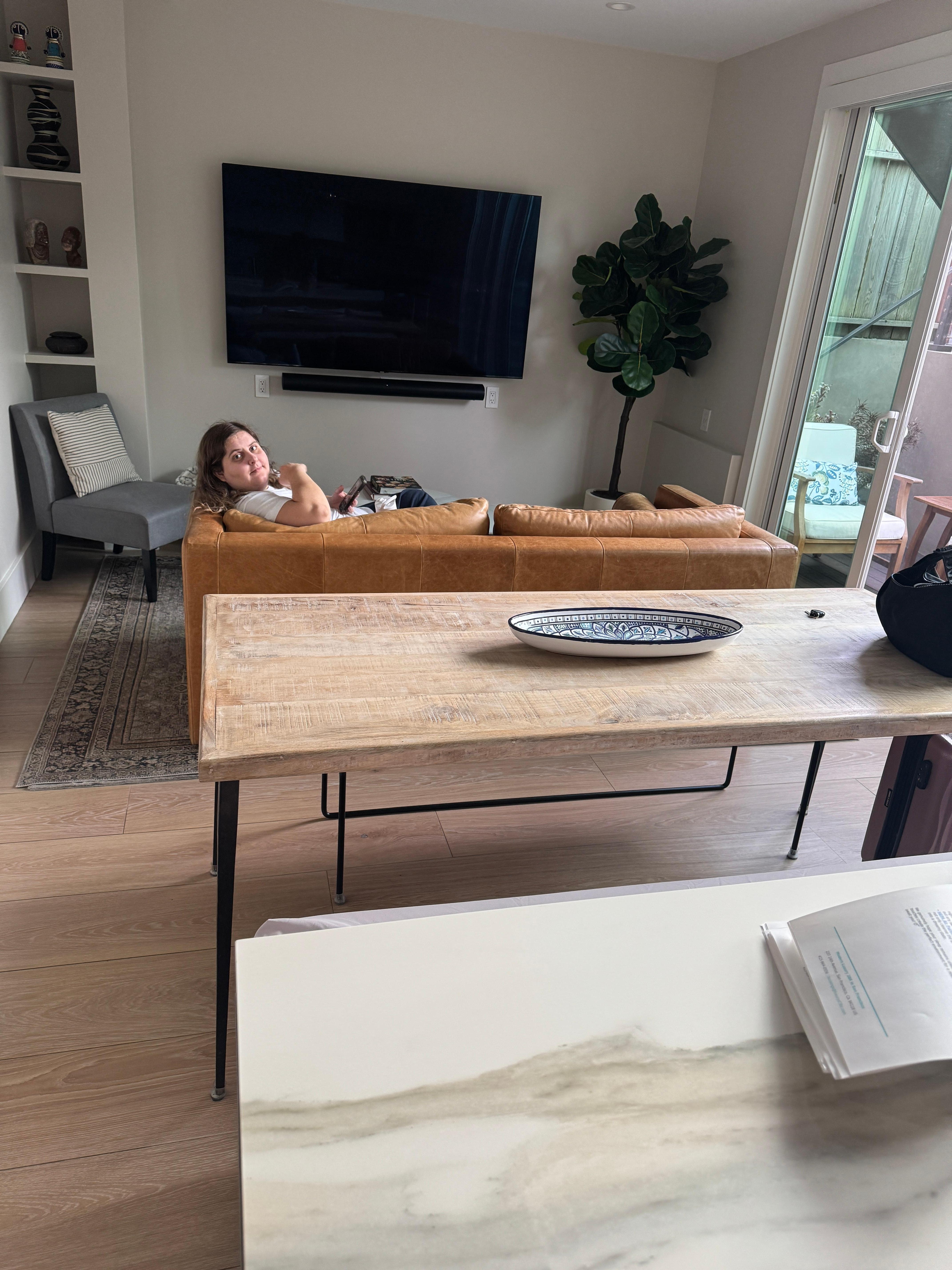 Exactly as the photos show. 