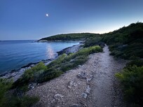 Fussweg zur Bucht im Abendlicht