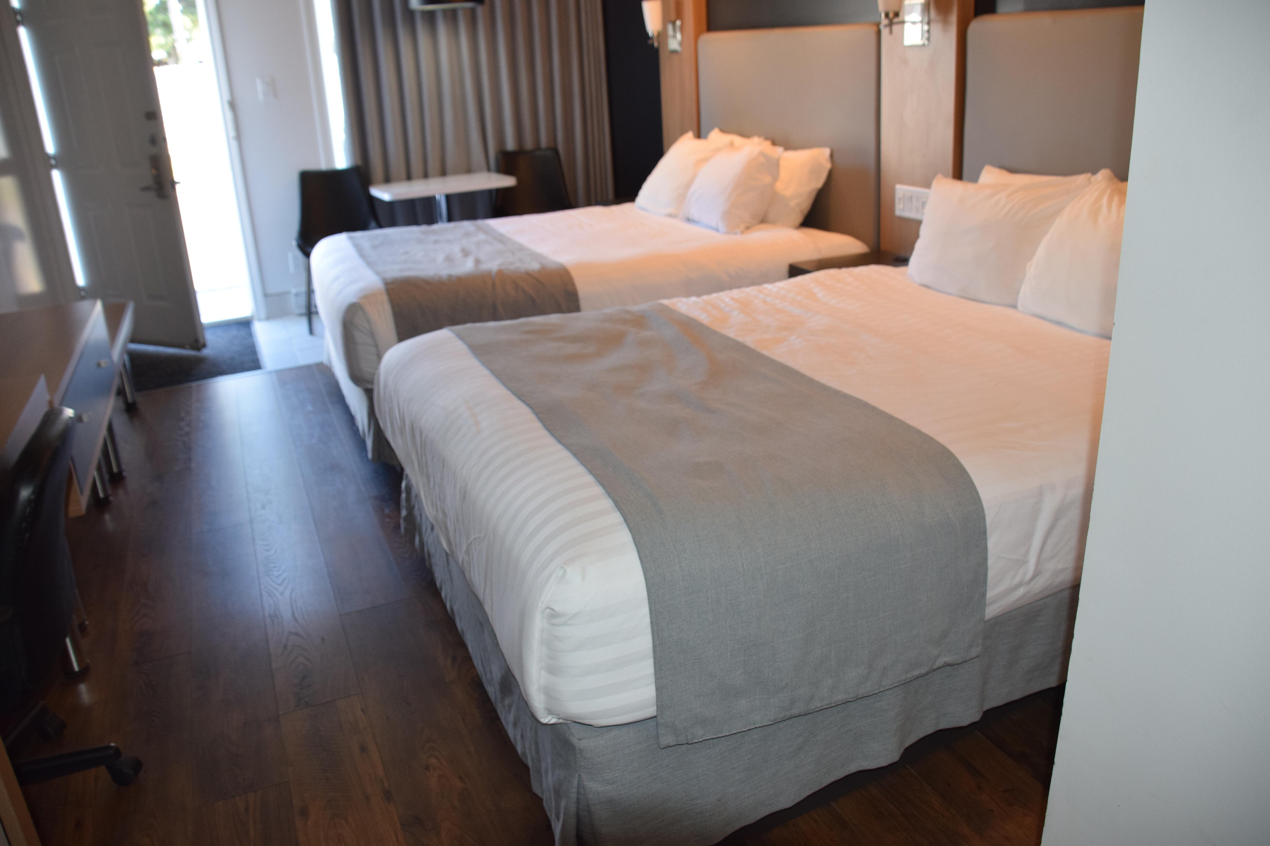 Chambre au rez-de-chaussée avec une porte donnant sur le parking.