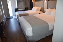 Chambre au rez-de-chaussée avec une porte donnant sur le parking.