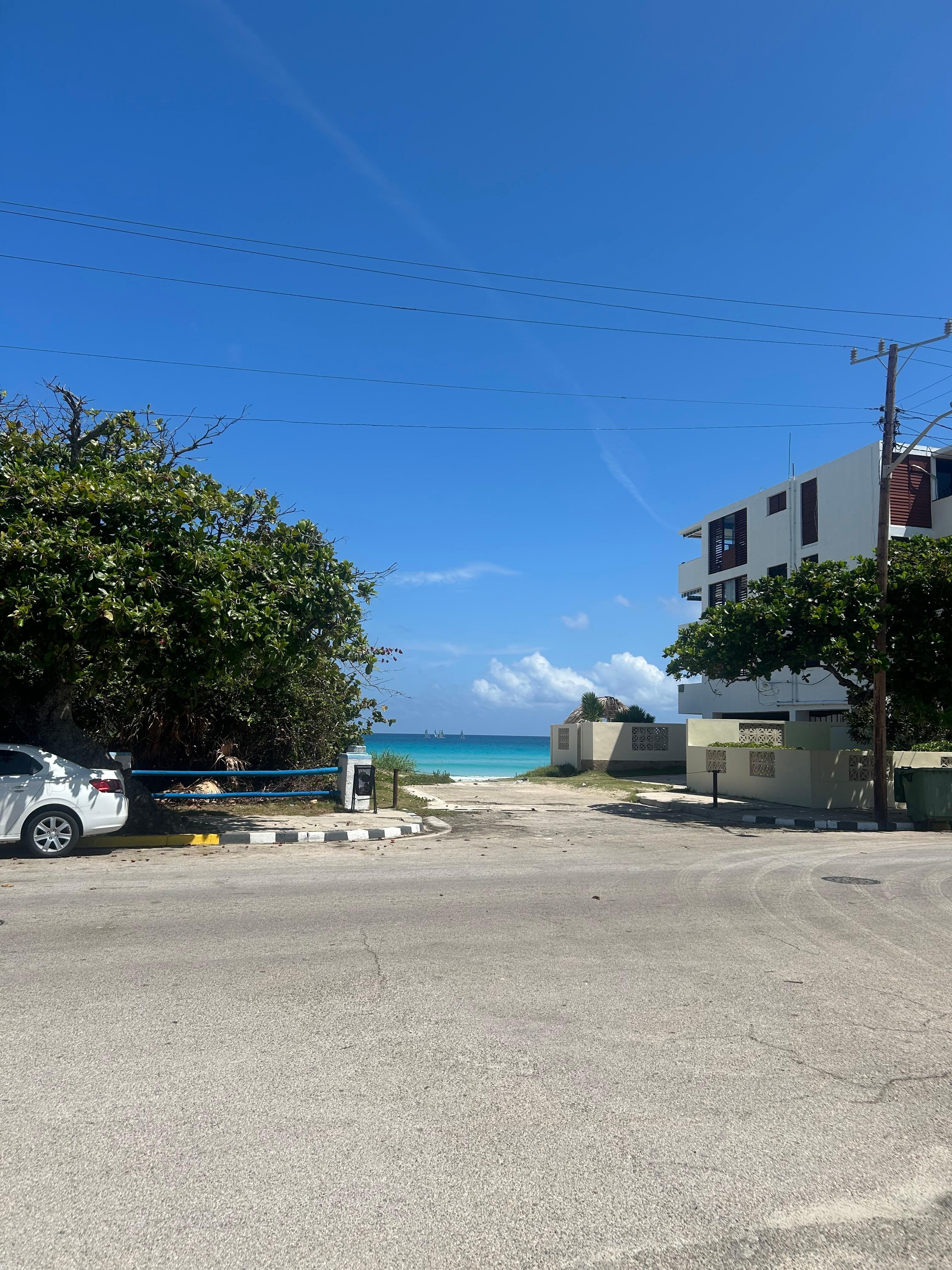 Foto exatamente da frente da casa com vista para o mar