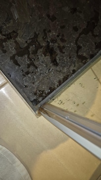 Fehlende tägliche Reinigung hinterlässt Spuren, Verkalkungen etc.