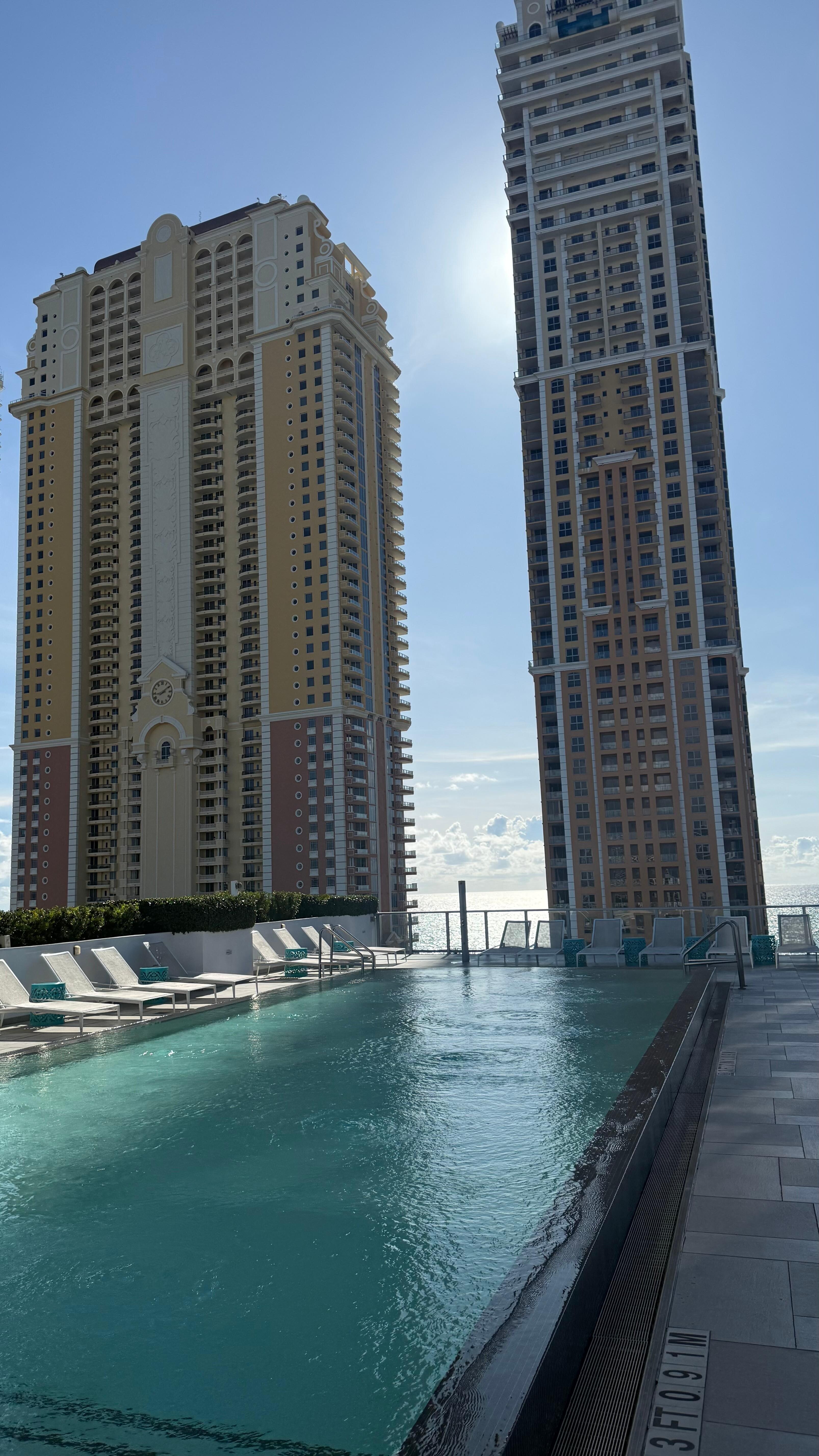 Vista da piscina na cobertura 