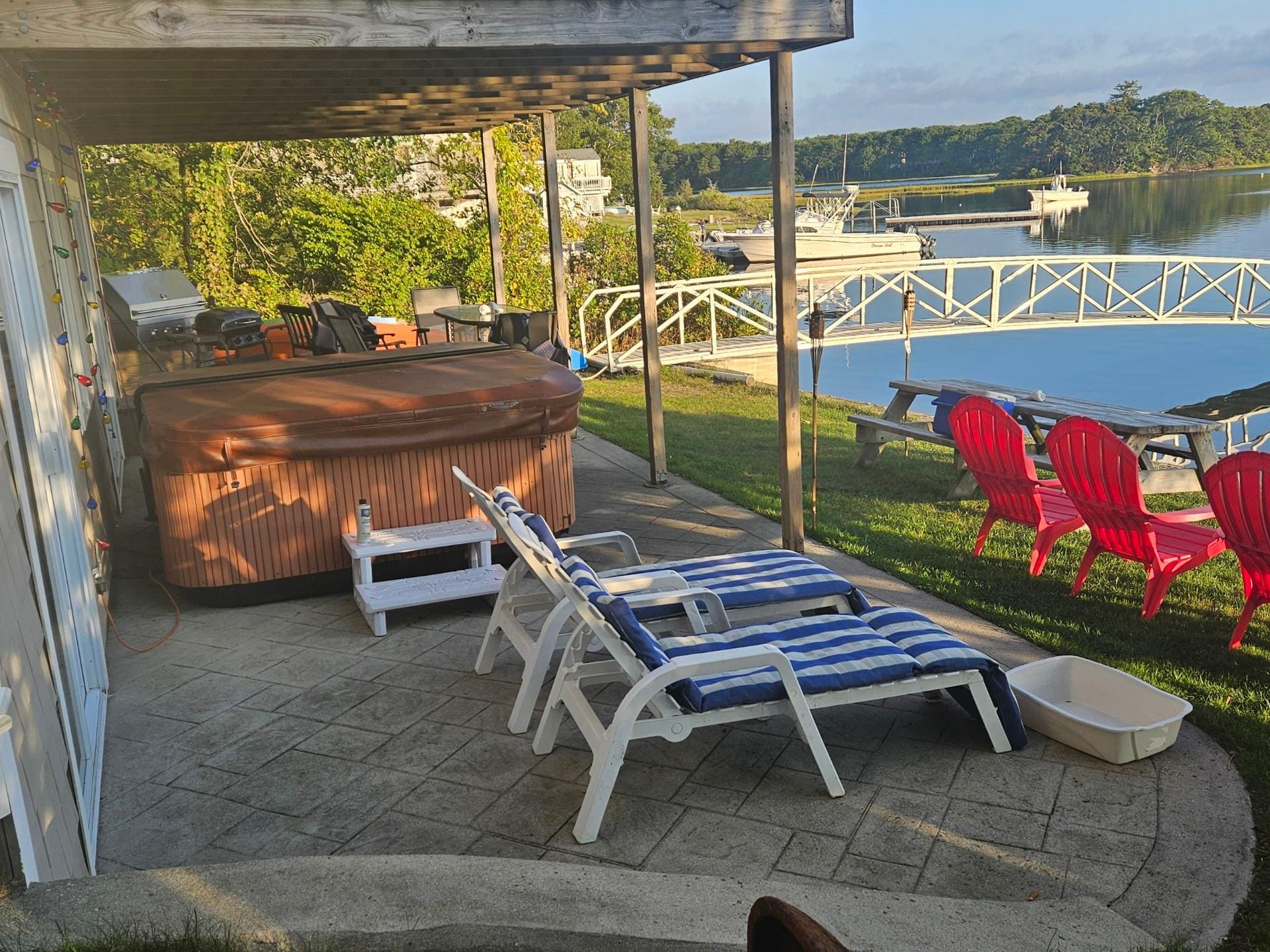 Hot tub and chairs to enjoy 