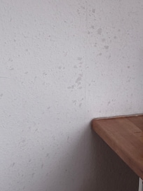 Extrem viele Fettspritzer an der wand am Herd