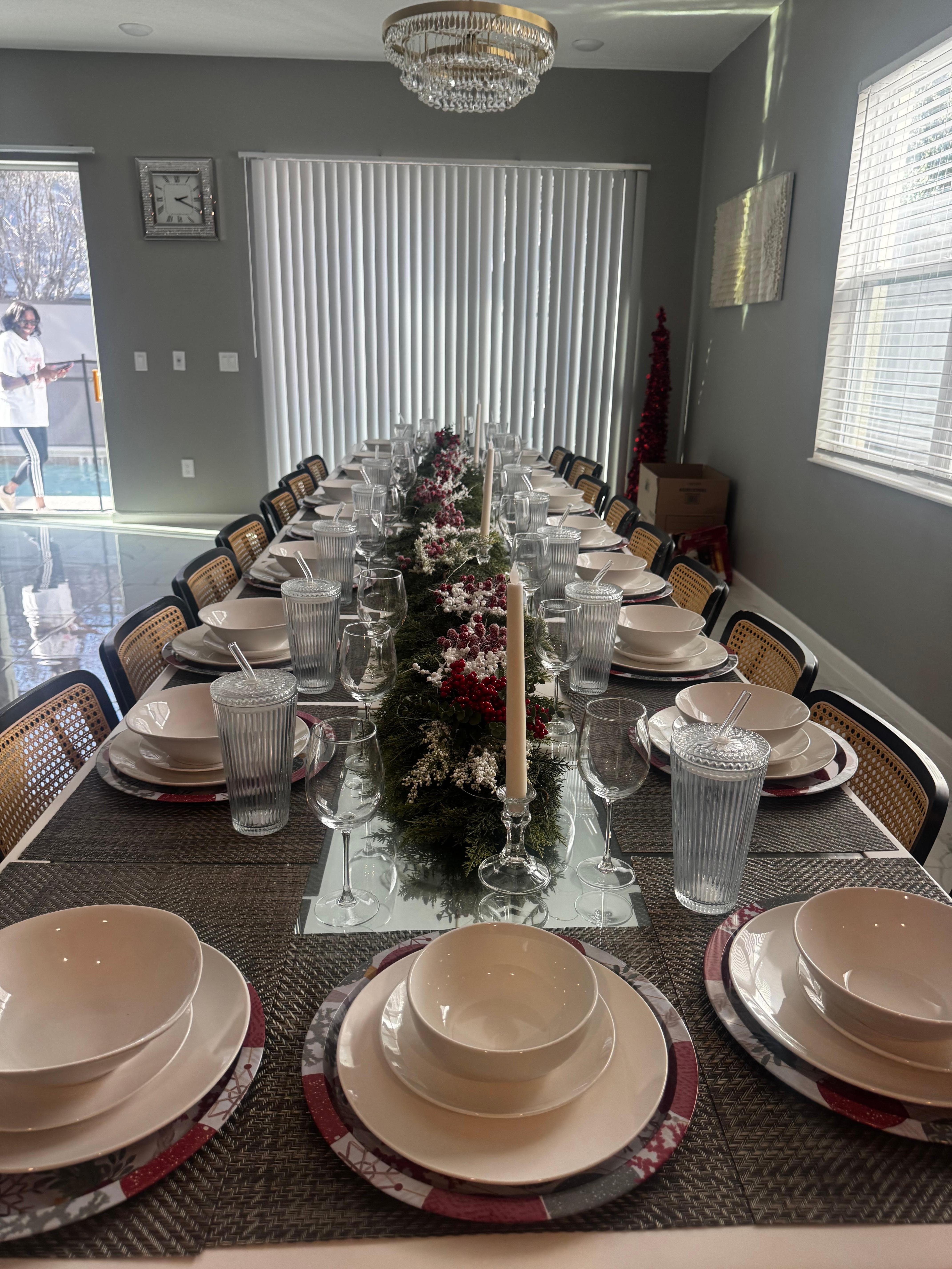 The amazing long table decorated in our Christmas theme 🥰