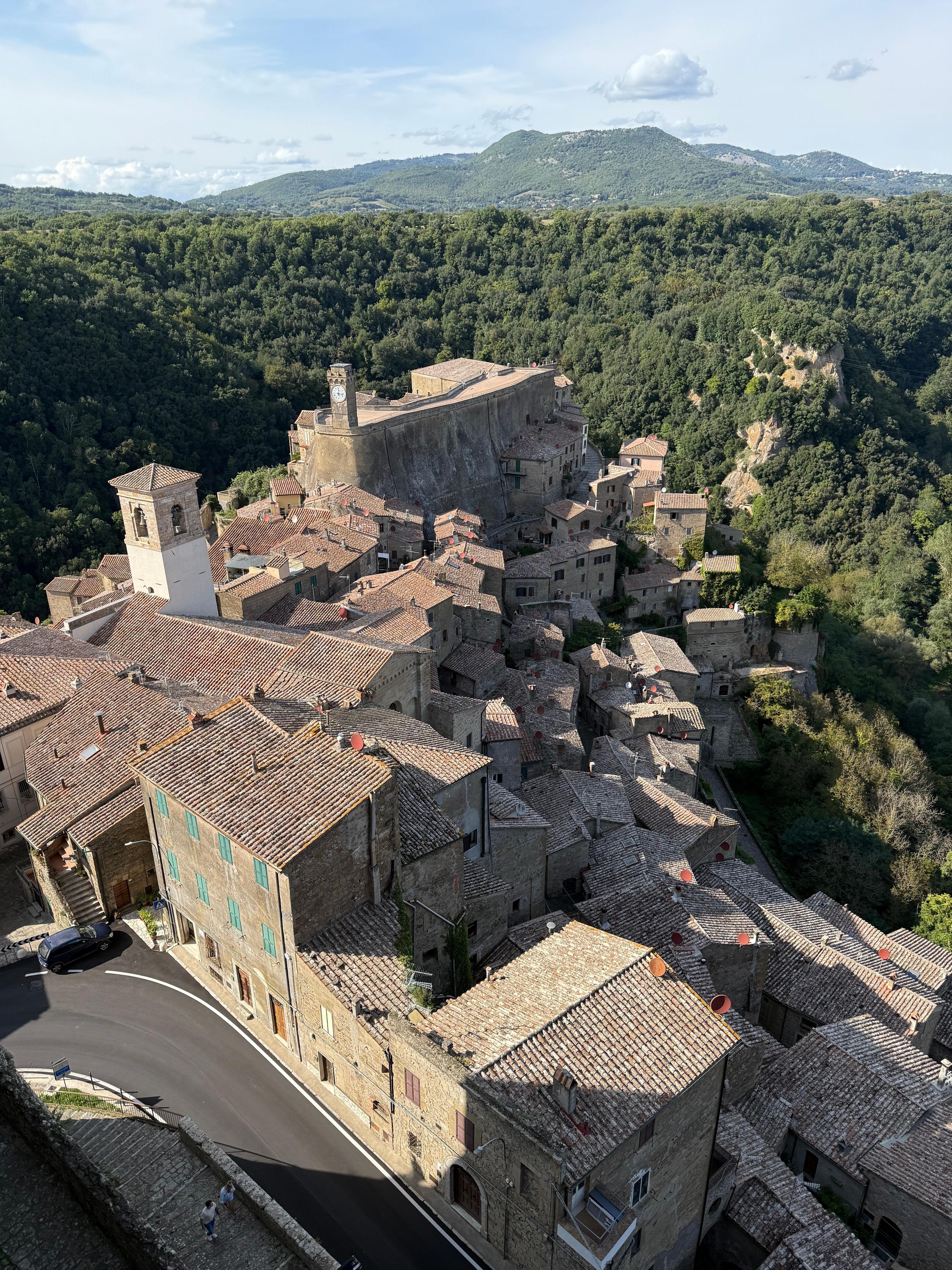 Sicht aus dem Zimmerfenster aufs Dorf
