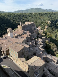 Sicht aus dem Zimmerfenster aufs Dorf