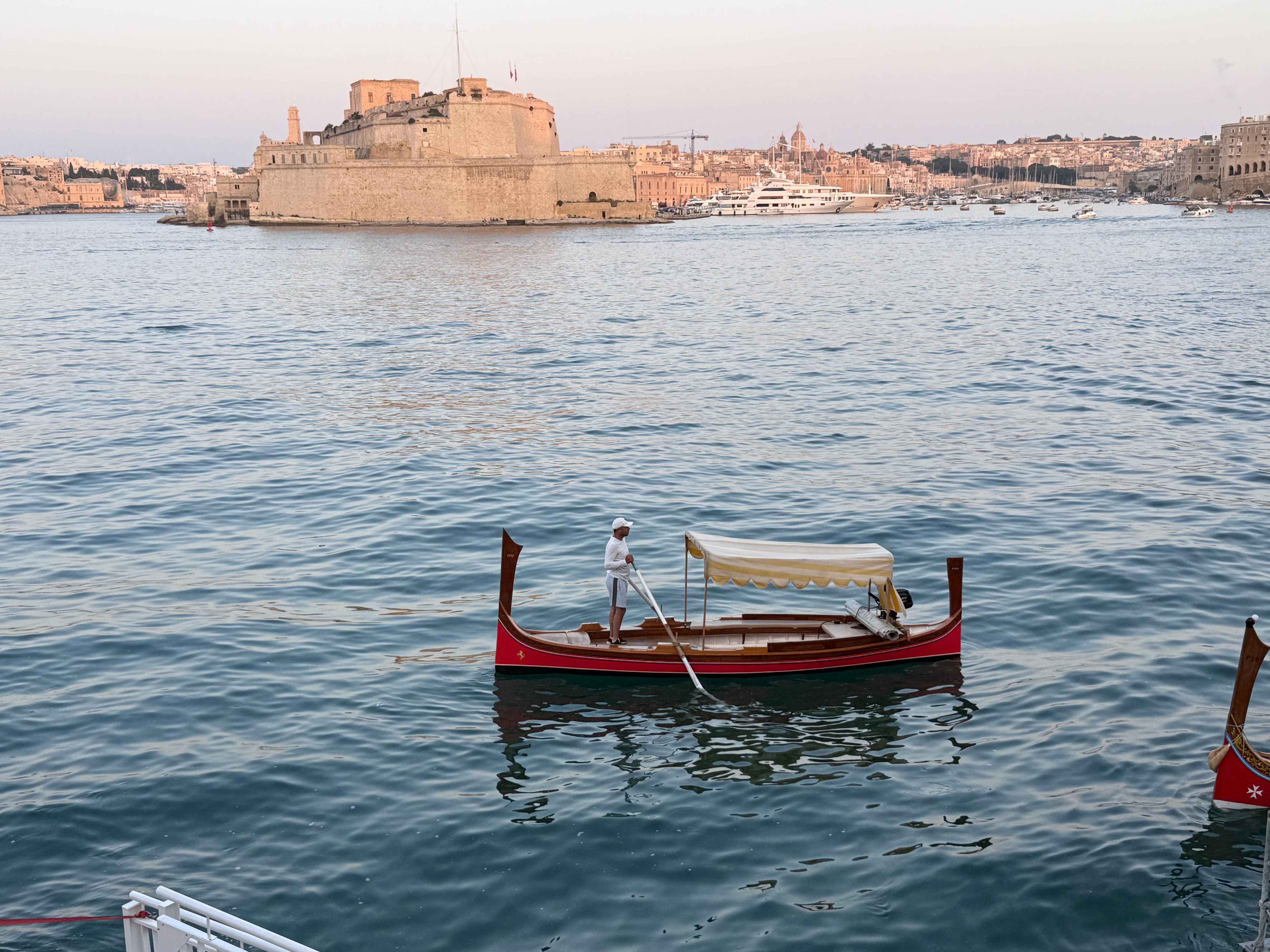 This is a great way to travel around the harbour and to see the 3 cities 