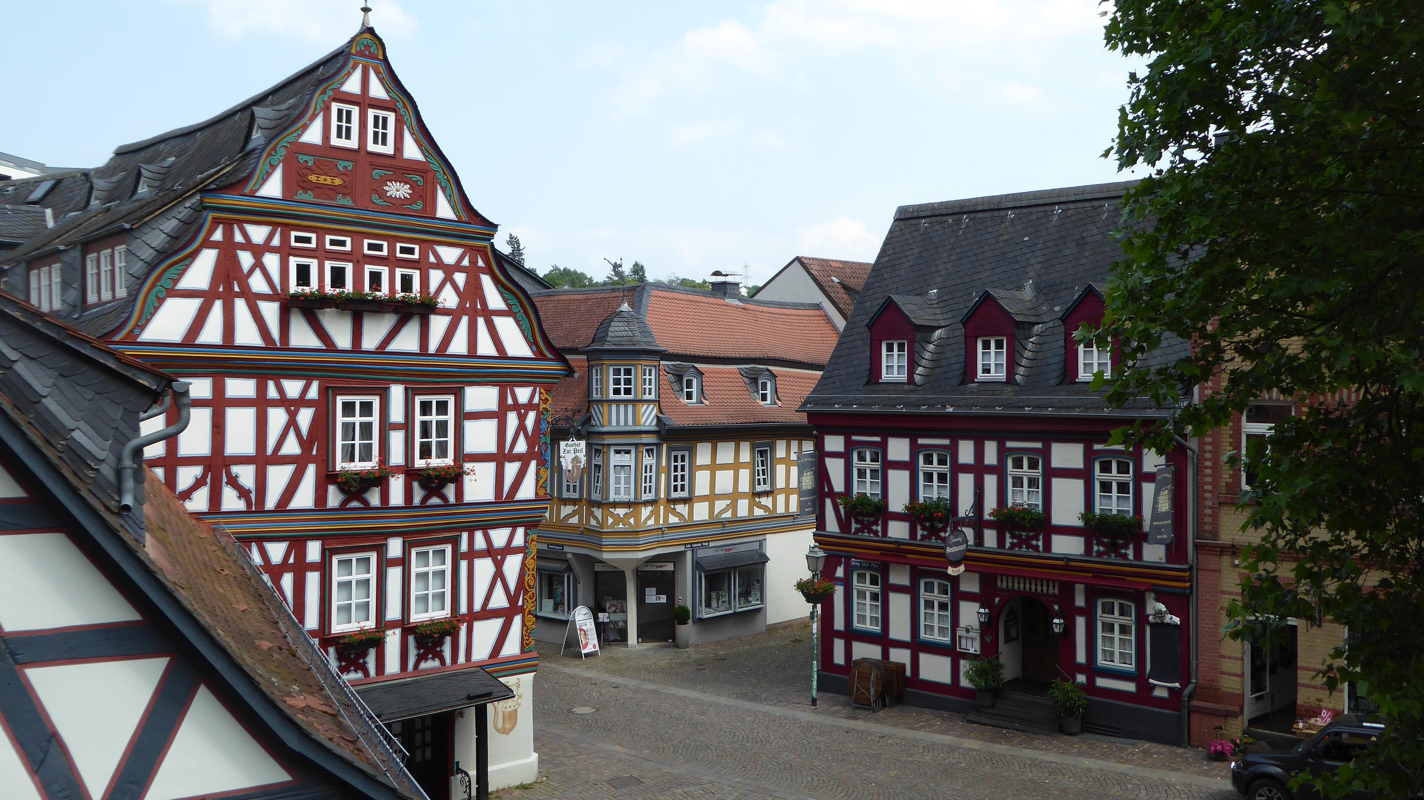 Gasthaus Pfeif am Marktplatz und Blick auf Nachbarhäuser