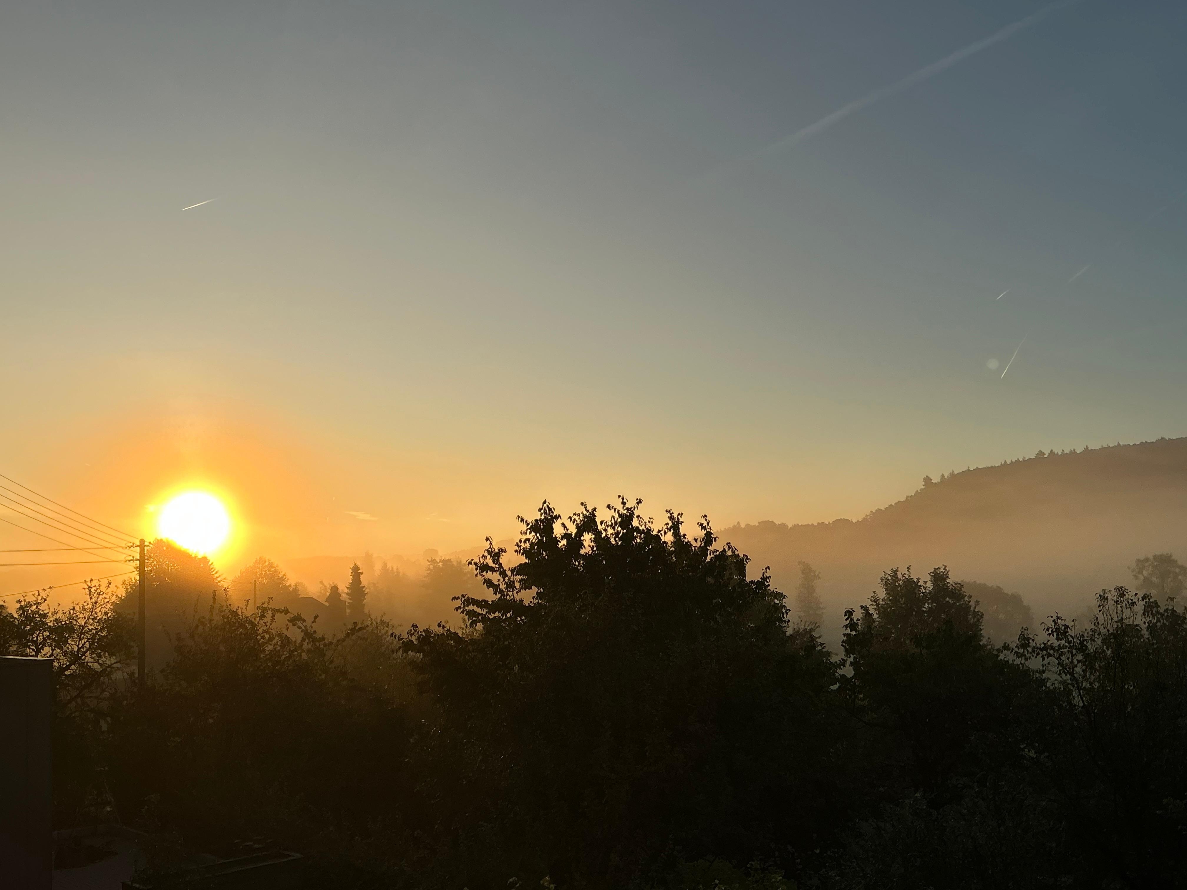Sonnenaufgang vom Wohnzimmer aus fotografiert 