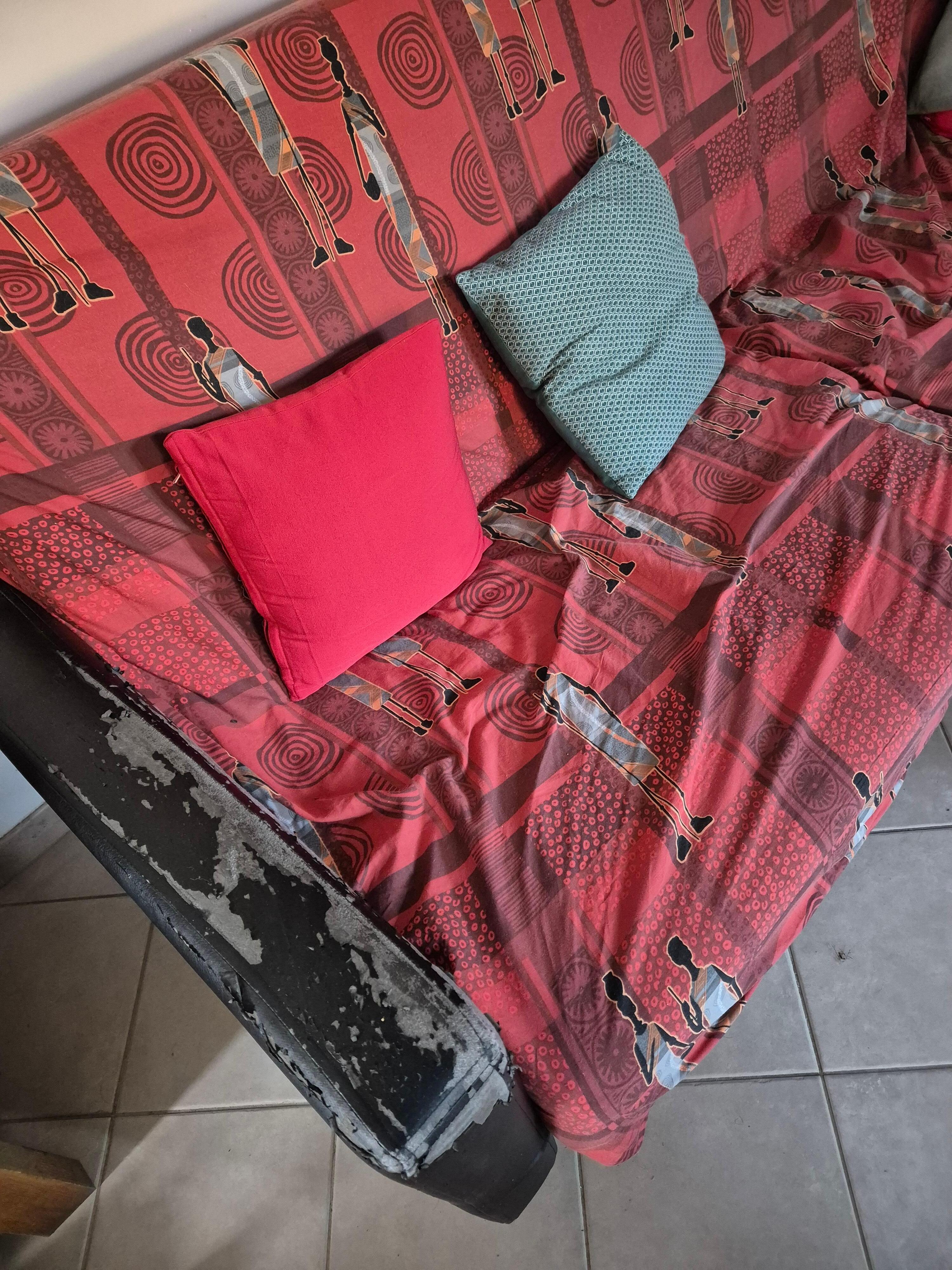 Sofa mit Tuch um andere Schäden zu kaschieren