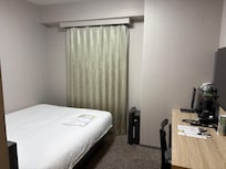 お部屋はこぢんまりしていますが、とても寝心地のいいベッドでした。