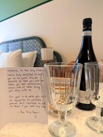 Zur Begrüßung eine handgeschriebene Karte und eine Flasche Rotwein