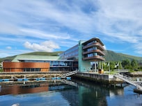 Blick auf das Hotel vom Yachthafen