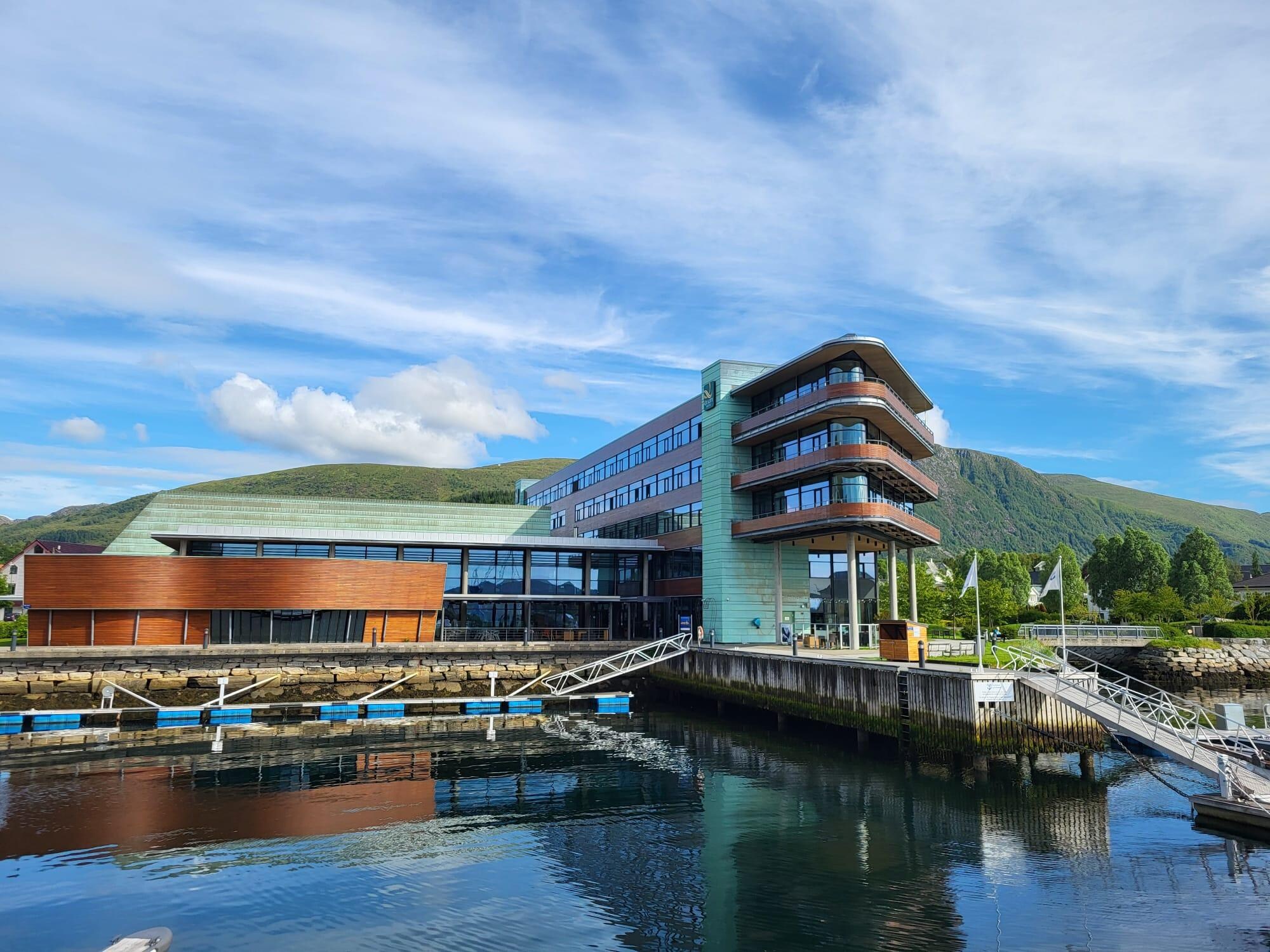 Blick auf das Hotel vom Yachthafen 