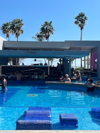 Swim up bar