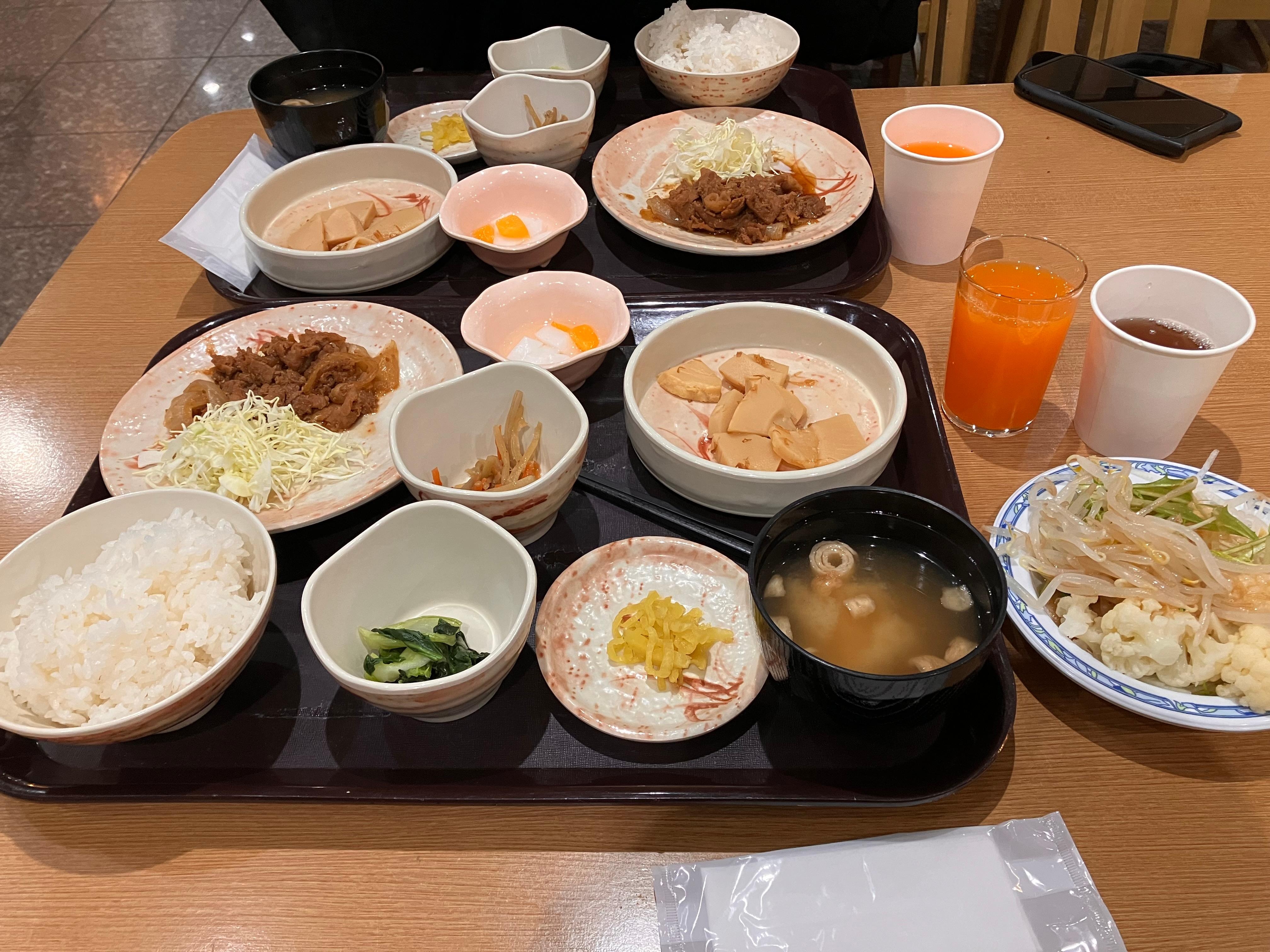 夕食は選べて、サラダバーとドリンクバー