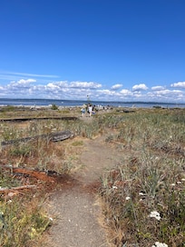 Beach 10 min walk