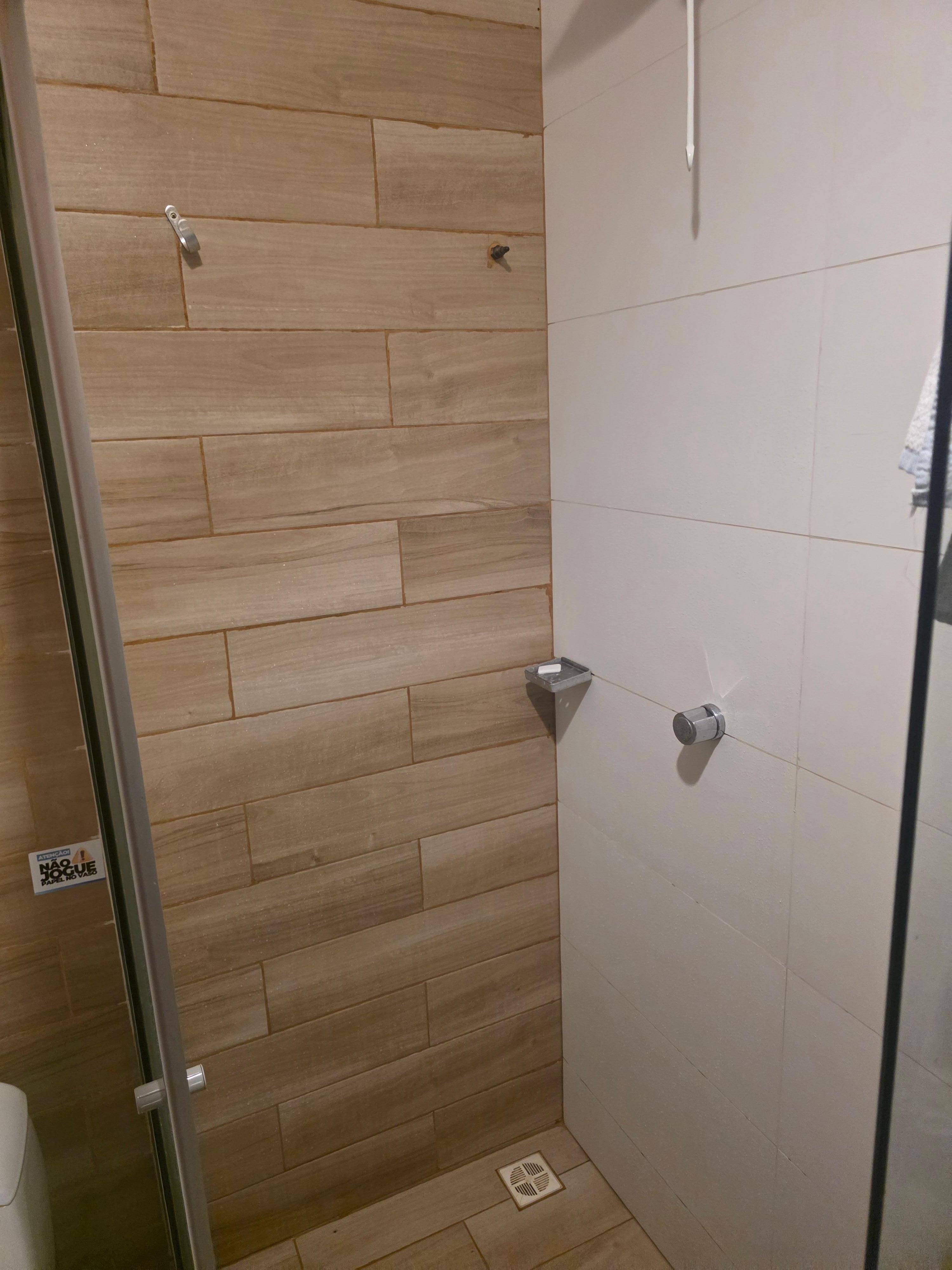 Box sem prateleira para shampoo e sabonete.