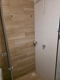 Box sem prateleira para shampoo e sabonete.