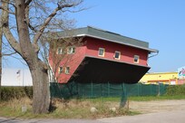 Das umgedrehte Haus in 500 m Entfernung.