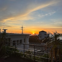 泊まった部屋からはサンセットが見えなかったので1階のテラスから見せてもらいました
