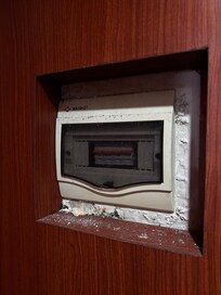 Hinter der Tür des einen Zimmers