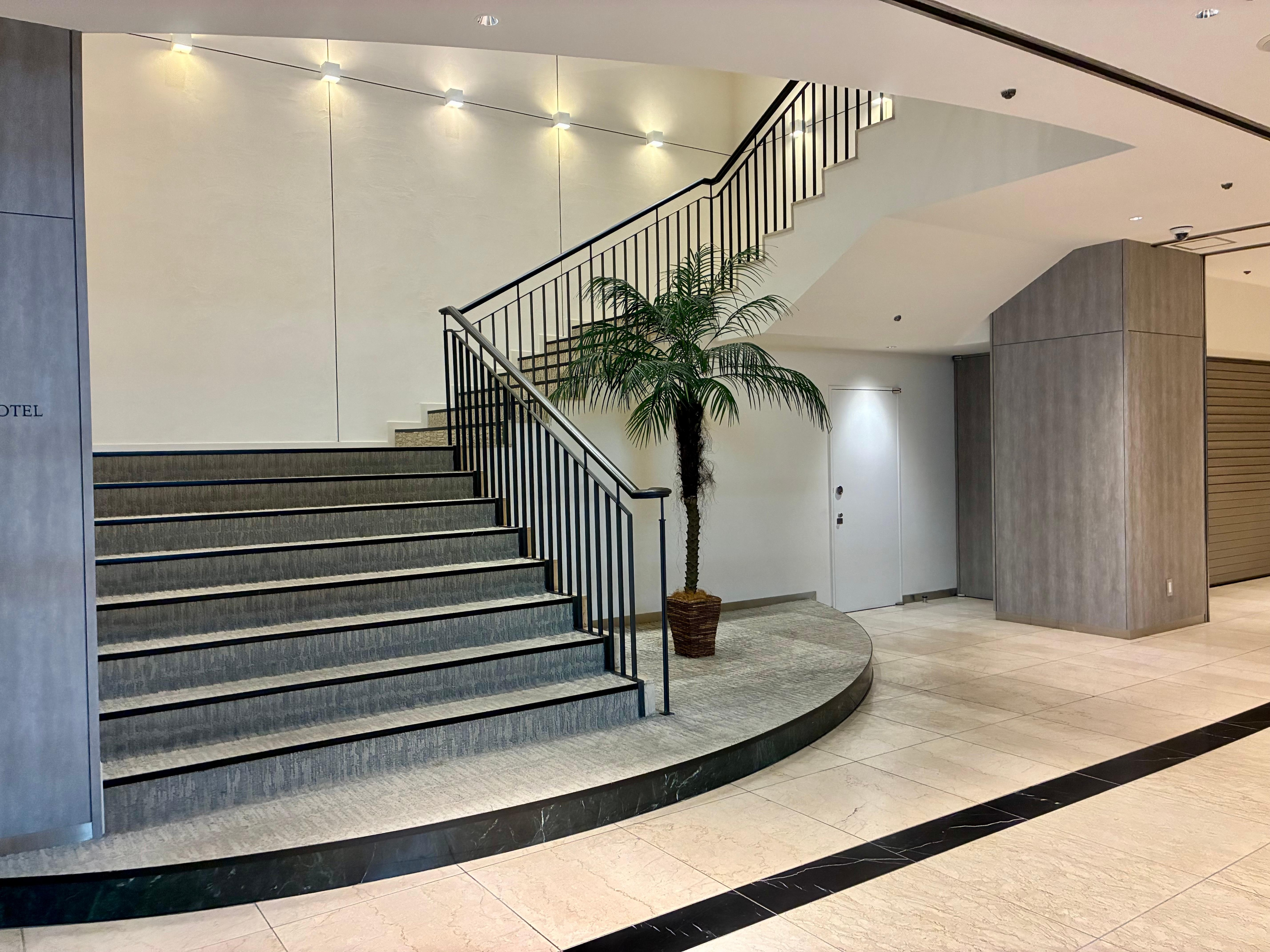 フロントは二階にあり階段かエレベーターで上がる。階段横に喫煙所あり。