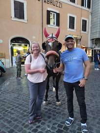 The carriage right outside the hotel. That's it in the background.