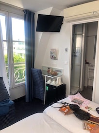 Godt 2 personers rum.
Bruseren kan godt lække lidt ud over gulvet.
God morgenmad