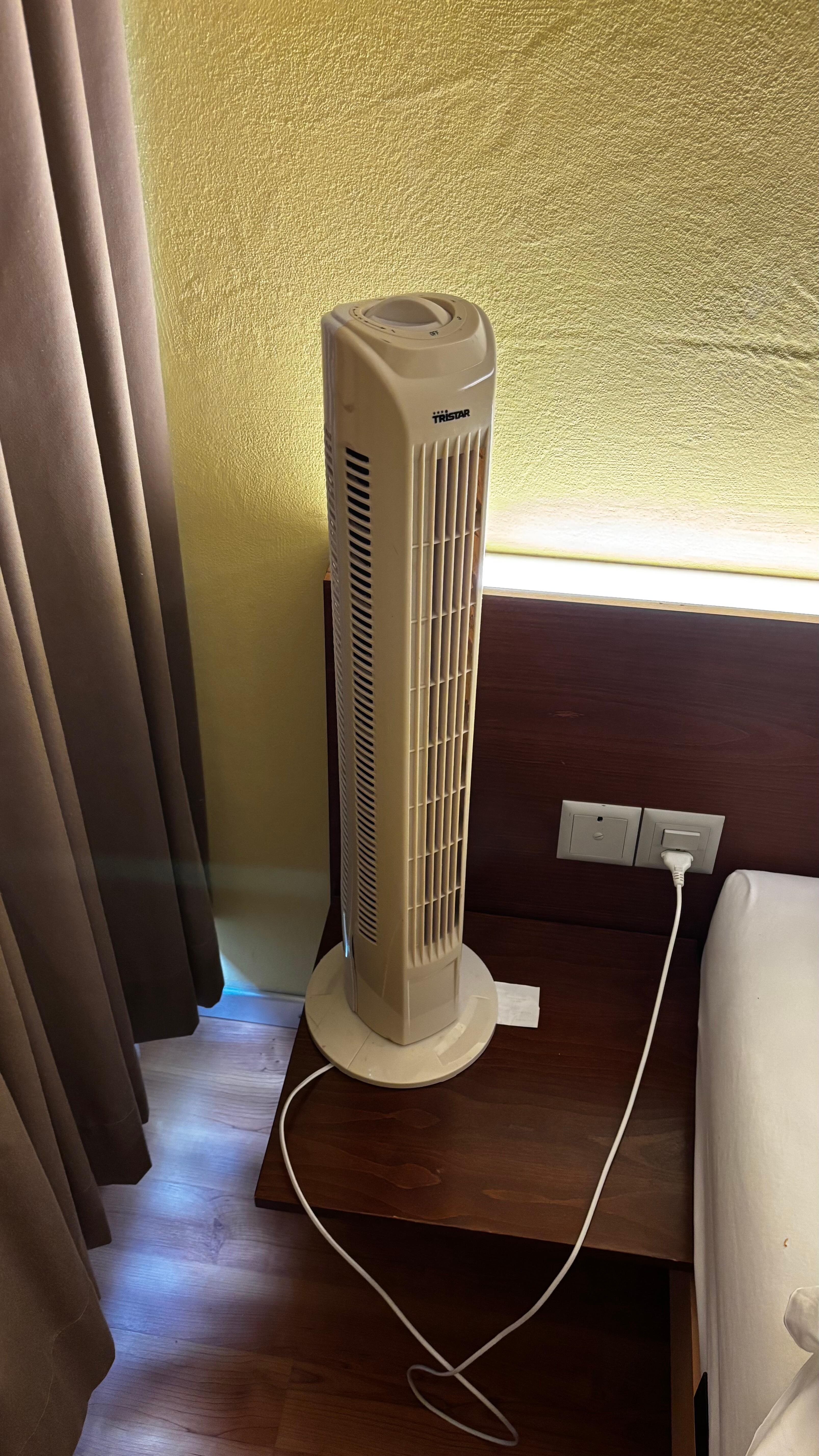 alter Ventilator für den gesamten Raum mit einer Temperatur von 37 Grad Celsius