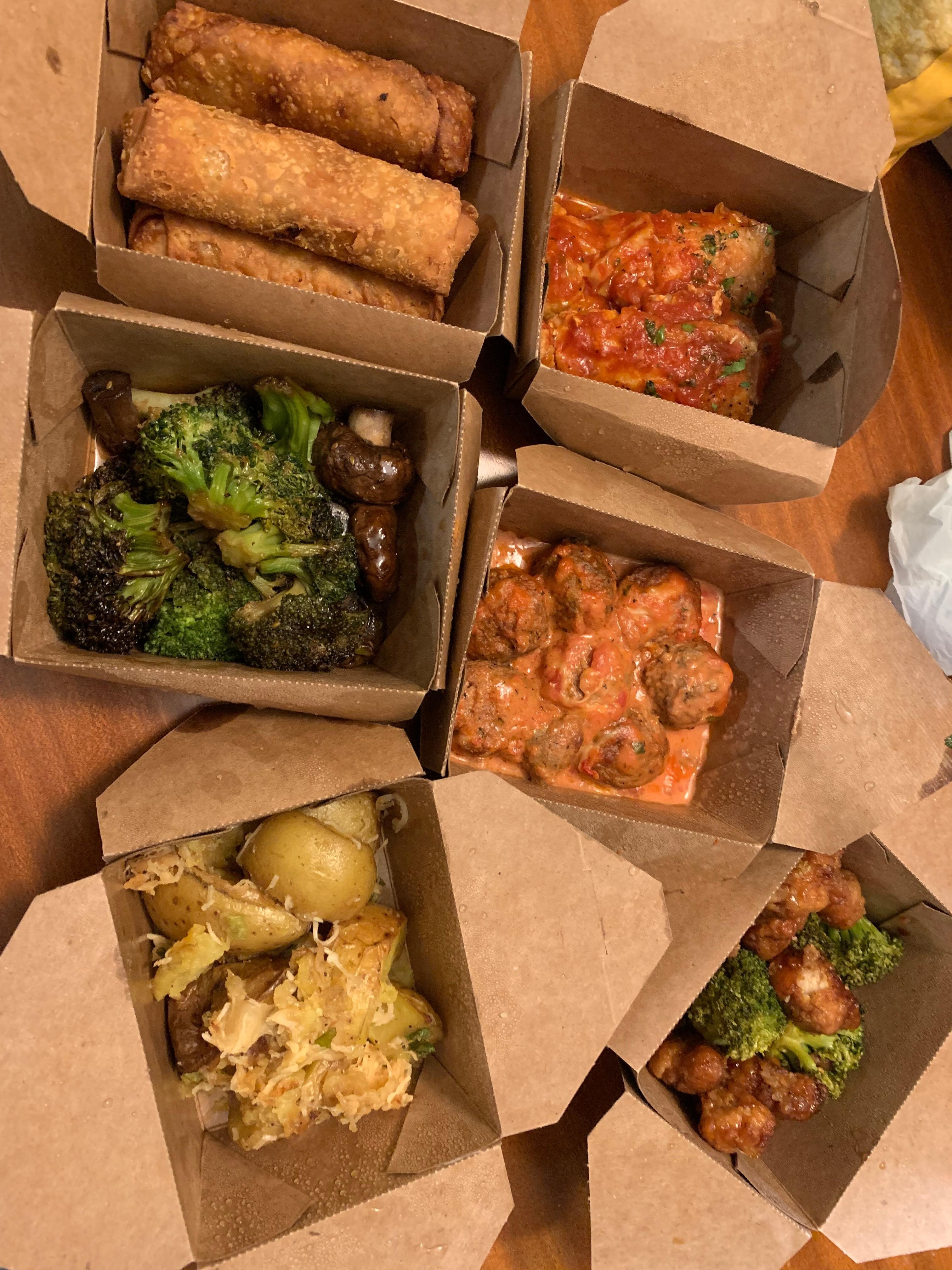 Whole Foods Marketのテイクアウトミールと持参したご飯にスープで大満足のお部屋ディナー。