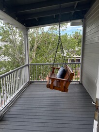 Very cute kitchen with everything you need.