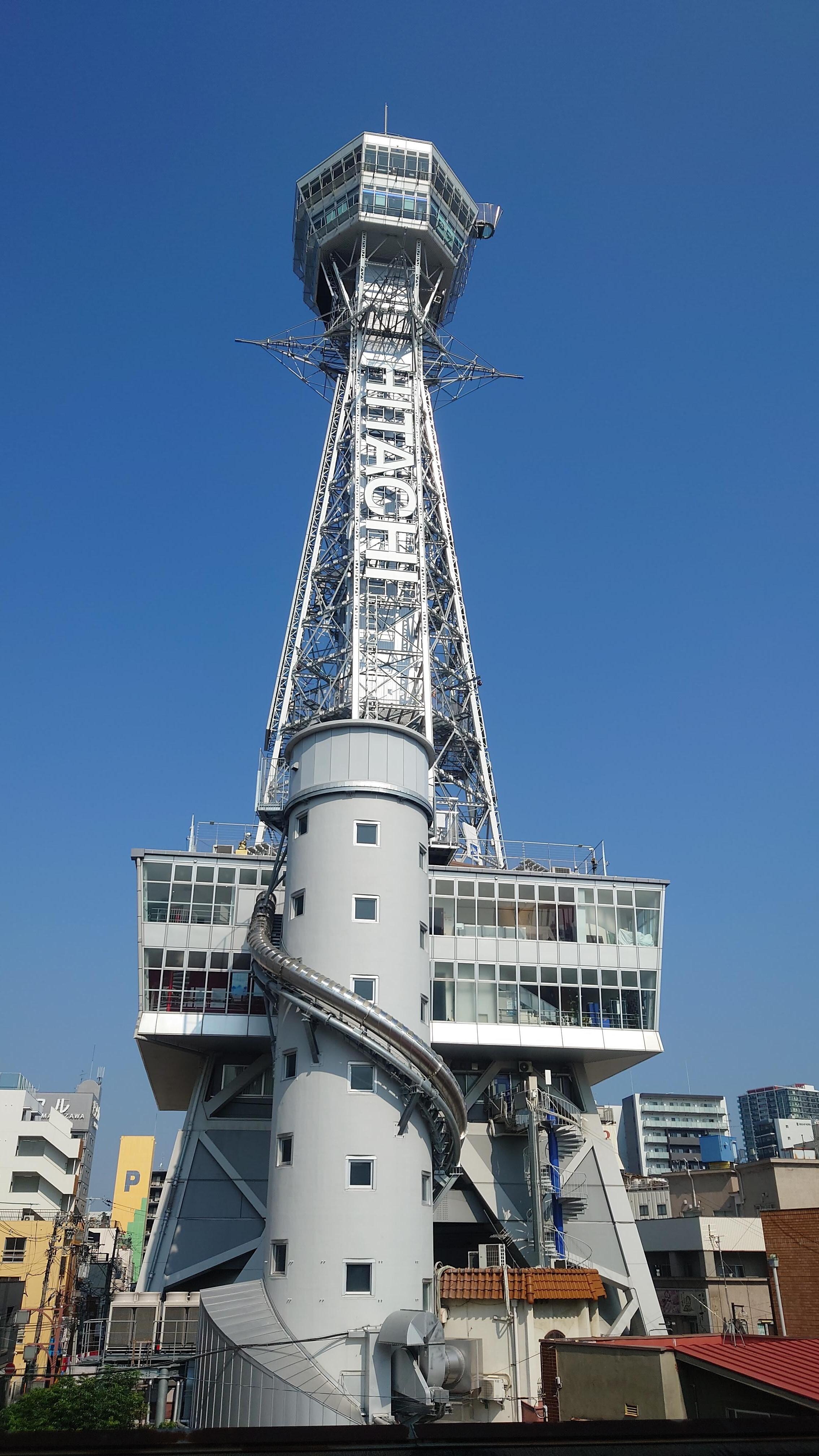 宿泊した部屋からの朝の景色。目の前に通天閣の雄姿。