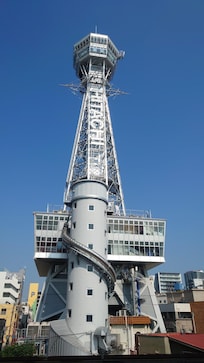 宿泊した部屋からの朝の景色。目の前に通天閣の雄姿。