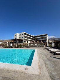 L hotel