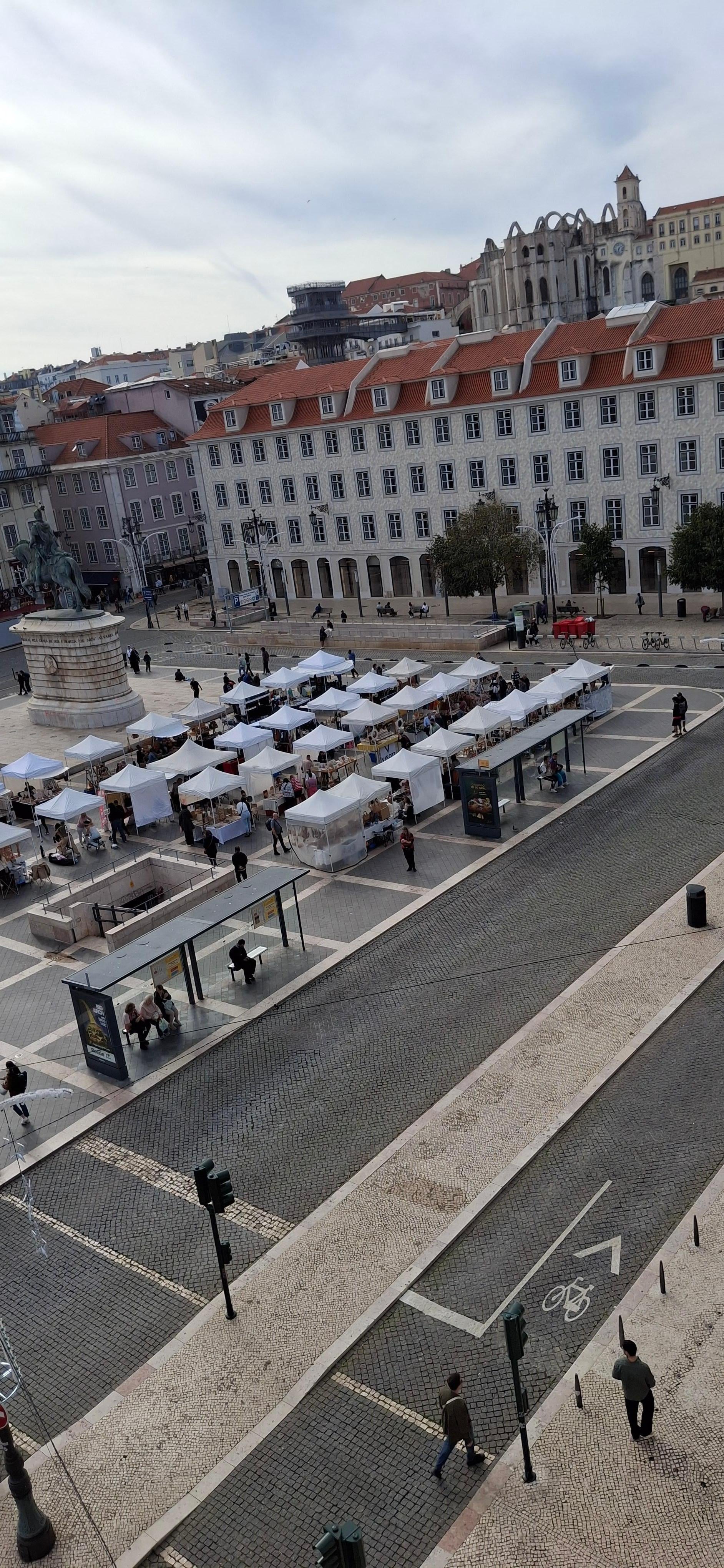 Weekend market at Praca de Figueira