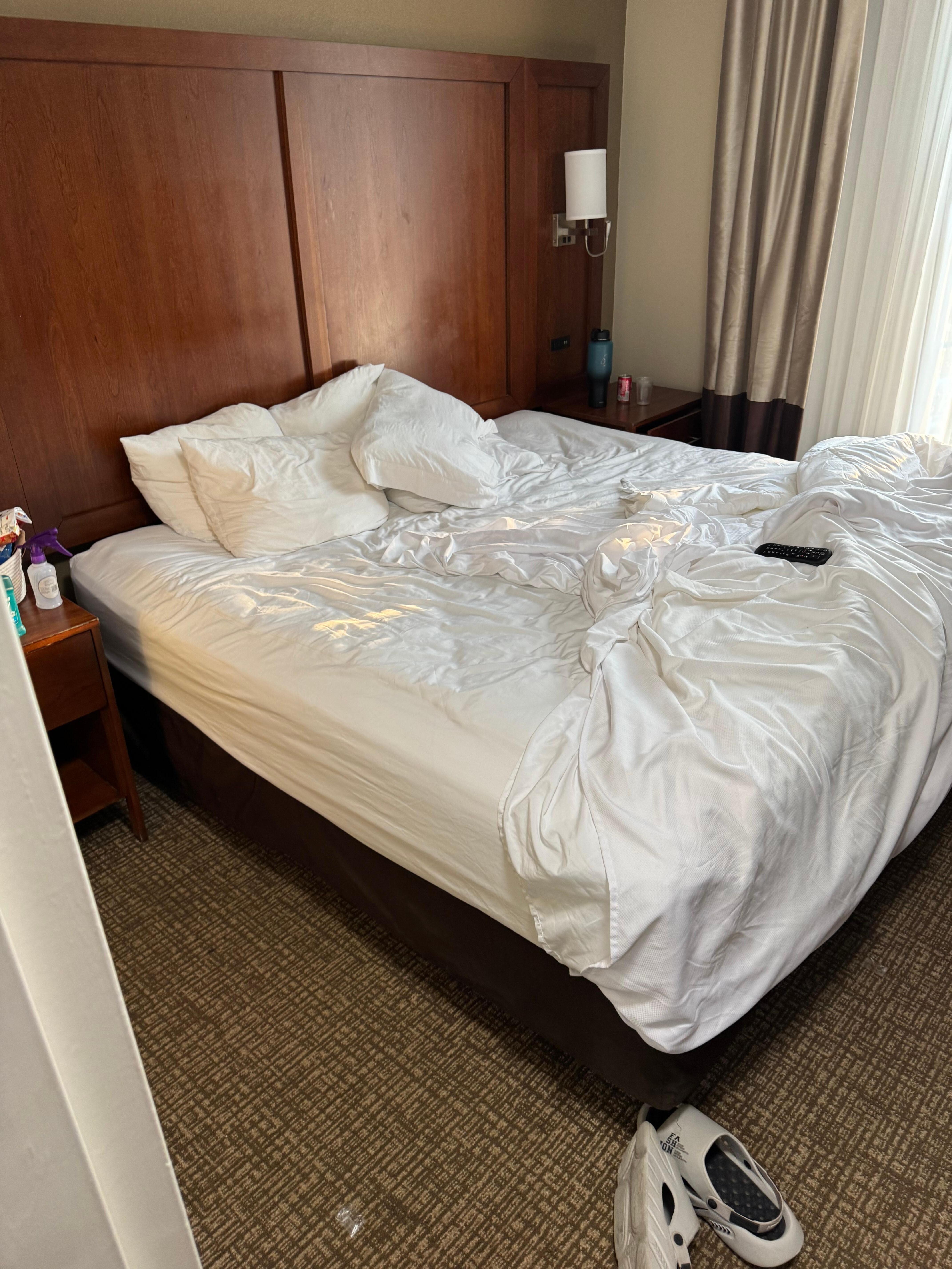 Left the room @8 am and returned @11 , room not clean. Ieft @ 11:30 and returned at 8:30 said cleaning crew was on my floor and was coming. 9:30 was told that they don’t clean room daily and my room was clean Friday and wouldn’t be cleaned until Sund
