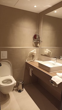 Salle de bain borgne mais assez bien éclairée