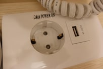 コンセントはこの形式。USBも2か所ほどあるので、変換機なくても何とかなるかと思います。